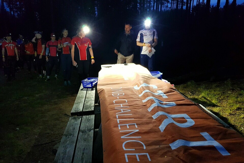 Løperne venter på tur for å slippe ut i natta med et minutts mellomrom. (Foto: Stein Arne Negård) Løperne venter på tur for å slippe ut i natta med et minutts mellomrom. (Foto: Stein Arne Negård)