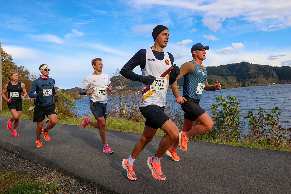 Deler av løpstraseen går i en flat og landlig gangvei langs Kalandsvannet. Her fra løpet i fjor. (Foto: Arne Dag Myking) Bergen Maraton, langs Kalandsvannet