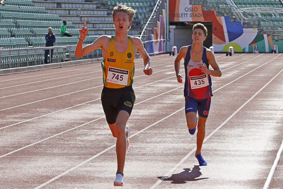 Philip Guldbrandsen og Lukas Buncic i tøff duell i UM G-17 3000m Vinner.jpg