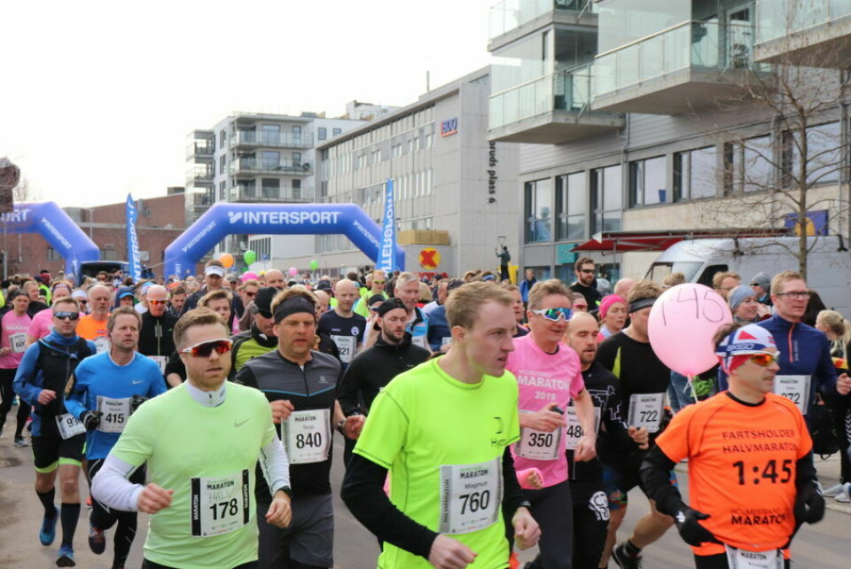 Løpsfest i Holmestyrand. Her med løpere i området med 1:45-ballongen på halvmaraton. (Foto: Geir Einar Flathen) Løpsfest i Holmestyrand. Her med løpere i området med 1:45-ballongen på halvmaraton. (Foto: Geir Einar Flathen)