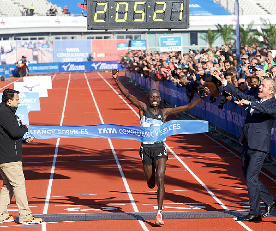 Sterke tider i Amsterdam Marathon - nå med norske resultater Daniel Wanjiru vinner_640_TCSAM2016.jpg