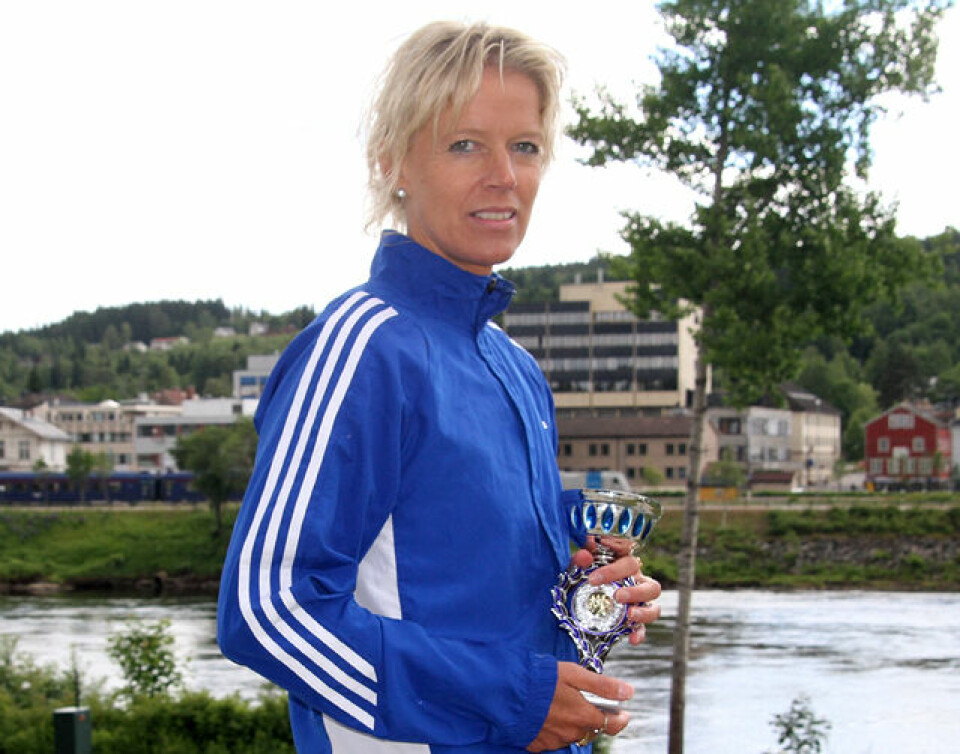 Rita Nordsveen og Steffen Paulsen vant Sentrumsgateløpet Rita_Nordsveen_pokal.jpg