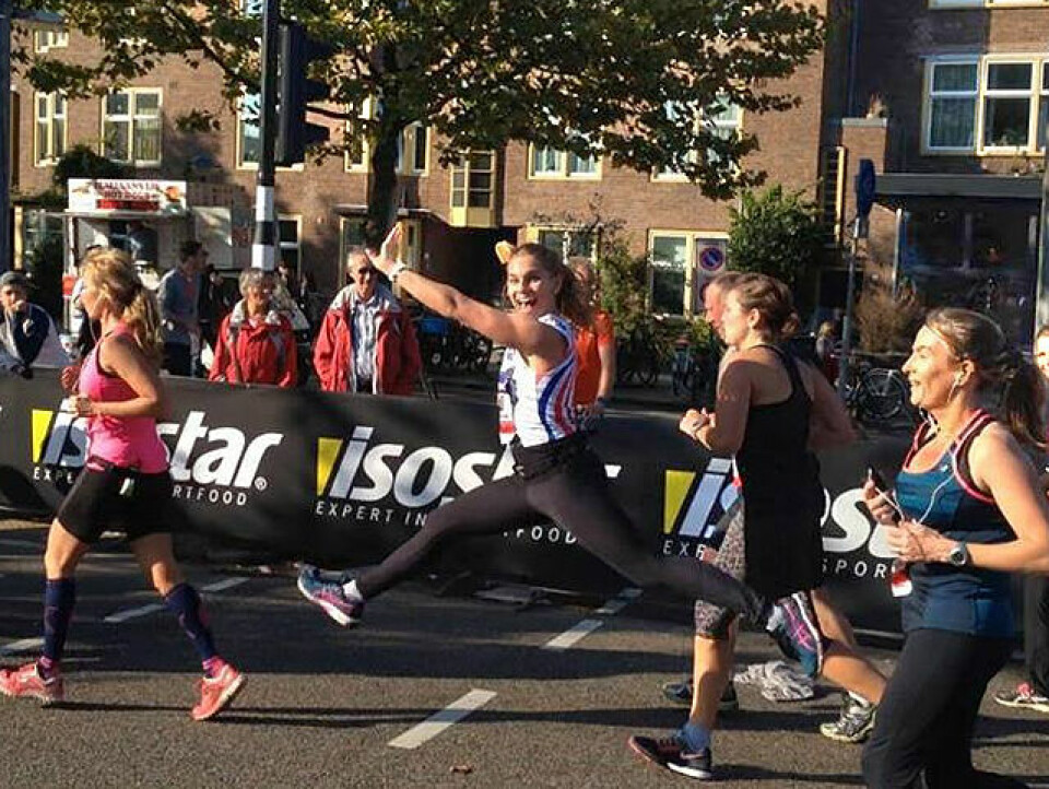 Sterke tider i Amsterdam Marathon - nå med norske resultater Mille_Opdahl_hopper_640.jpg