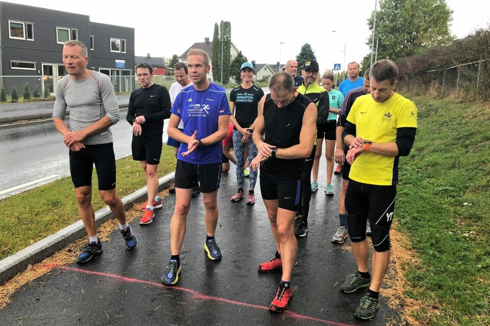 13 aktive løpere på start med kveldens raskeste. Patrick Åserud, til venstre i bildet. (Foto: Trond Ellingsen) 13 aktive løpere på start med kveldens raskeste. Patrick Åserud, til venstre i bildet. (Foto: Trond Ellingsen)