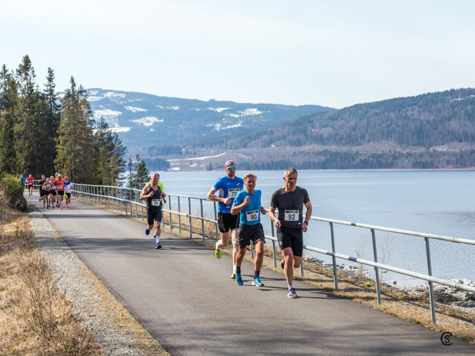 Løpere på både 5 og 10 km kort tid etter start. (Foto: Sylvain Cavatz) Løpere på både 5 og 10 km kort tid etter start. (Foto: Sylvain Cavatz)