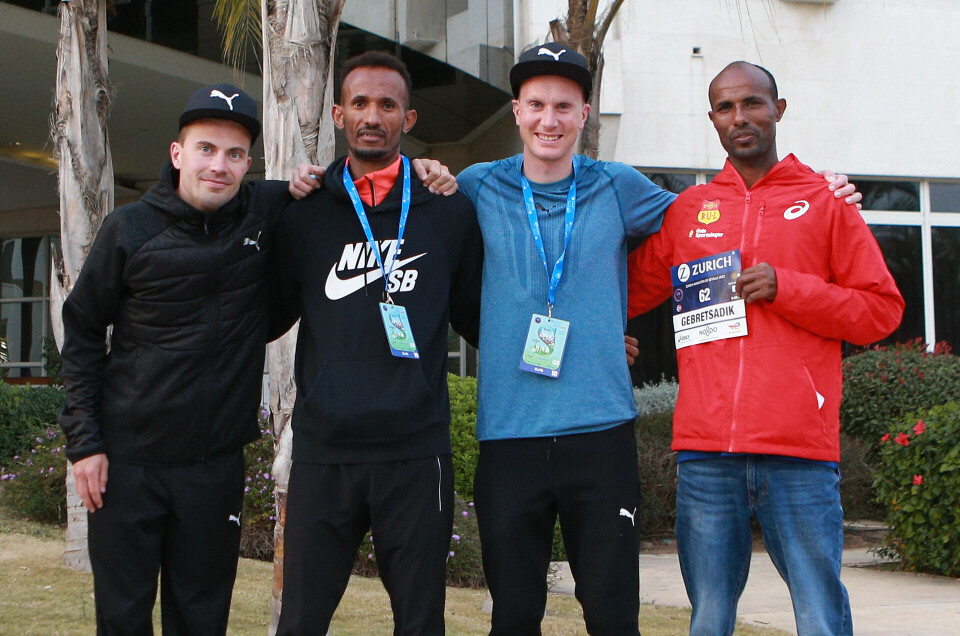 Utenfor løperhotellet i Sevilla: Kristian Ulriksen, Ebrahim Abdulaziz, Sondre Nordstad Moen og Weldu Negash Gebretsadik. (Foto: Kjell Vigestad) Utenfor løperhotellet i Sevilla: Kristian Ulriksen, Ebrahim Abdulaziz, Sondre Nordstad Moen og Weldu Negash Gebretsadik. (Foto: Kjell Vigestad)