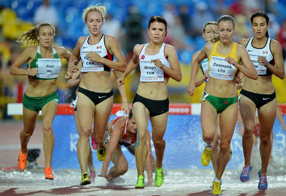 Det tok sju år før de to canadiske jentene, Jessica Furlan (nest lengst til venstre) og Chantelle Groenewoud (til høyre) fikk de to medaljene de fortjente. (Foto: FISU) Det tok sju år før de to canadiske jentene, Jessica Furlan (nest lengst til venstre) og Chantelle Groenewoud (til høyre) fikk de to medaljene de fortjente. (Foto: FISU)
