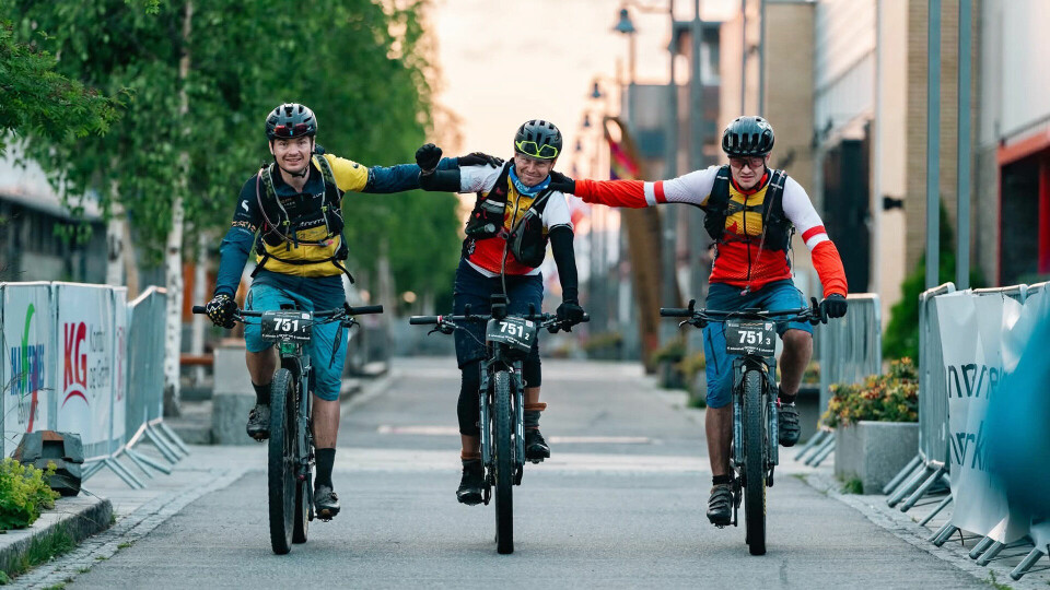 Målgang etter 700 km for Team KCK Seyffarth og Håkon Rolland (fra venstre), Tom-Viggo Vårdal og Erik Bang. (Alle foto: privat/Team KCK Seyffarth) Målgang etter 700 km for Team KCK Seyffarth og Håkon Rolland (fra venstre), Tom-Viggo Vårdal og Erik Bang. (Alle foto: privat/Team KCK Seyffarth)
