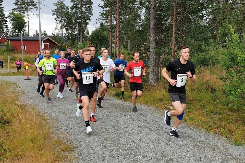 Martin Håkenrud (13) og Martin Kvisler (3) i tet fra start på 10 km. (Foto: Trond Rønningen/Østby IL) Martin Håkenrud (13) og Martin Kvisler (3) i tet fra start på 10 km. (Foto: Trond Rønningen/Østby IL)