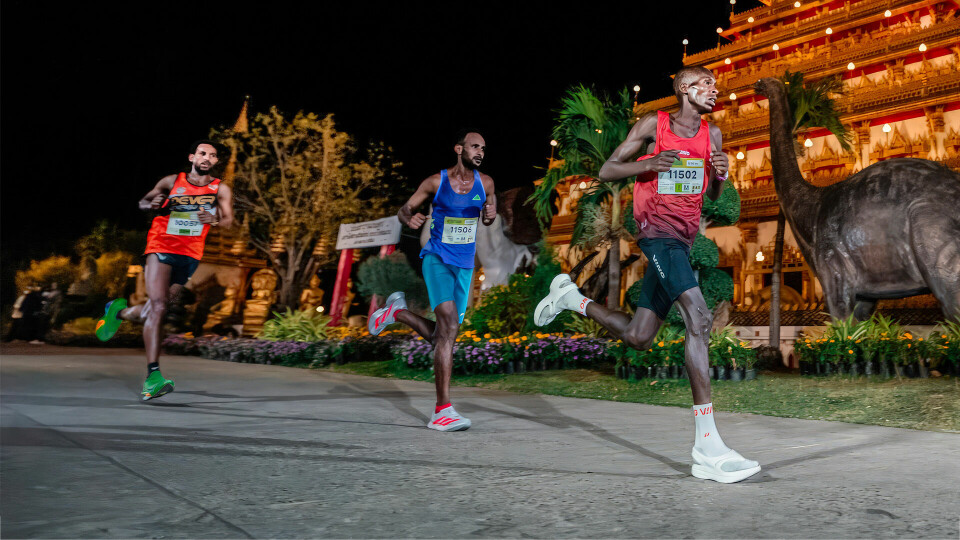 Barnabas Kiplimo på vei mot soleklar pers og seier i Khon Kaen Marathon - iført sandaler. (Foto: VING / ving.run) Barnabas Kiplimo på vei mot soleklar pers og seier i Khon Kaen Marathon - iført sandaler. (Foto: VING / ving.run)
