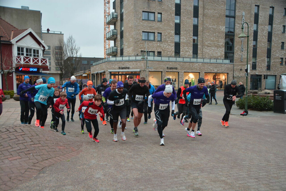Starten går. Legg merke til 171, vinner av 10km - Stig Andre Jansen, Kristiansand løpeklubb. (Foto: Ivar Gogstad) Starten går. Legg merke til 171, vinner av 10km - Stig Andre Jansen, Kristiansand løpeklubb. (Foto: Ivar Gogstad)