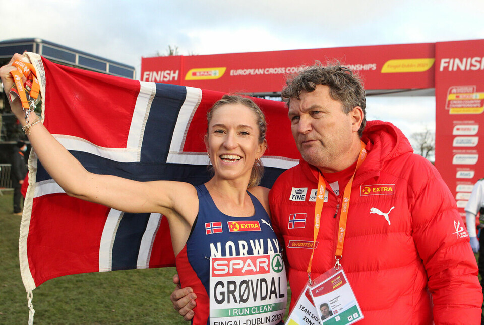 Karoline Bjerkeli Grøvdal og trener Knut Jæger Hansen har hatt et suksessfullt samarbeid gjennom mange år. Her er duoen etter EM-gull i terrengløp 2021. ( Foto: Kjell Vigestad) Karoline Bjerkeli Grøvdal og trener Knut Jæger Hansen har hatt et suksessfullt samarbeid gjennom mange år. Her er duoen etter EM-gull i terrengløp 2021. ( Foto: Kjell Vigestad)