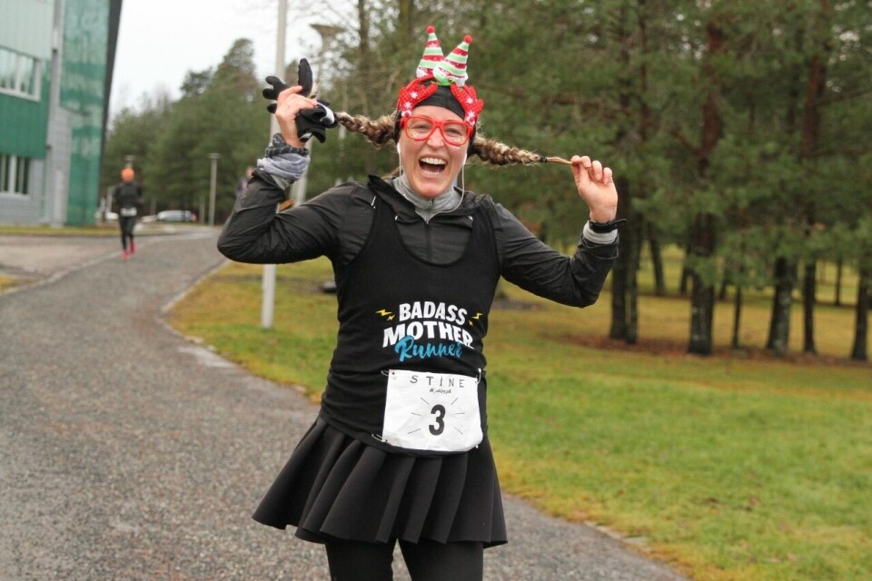 Stine Hartmann, dagens blideste og dagens mest gravide løper (28 uker) på Fornebu Juleultra der hun løp halvmaraton. (Foto:Olav Engen) Stine Hartmann, dagens blideste og dagens mest gravide løper (28 uker) på Fornebu Juleultra der hun løp halvmaraton. (Foto:Olav Engen)