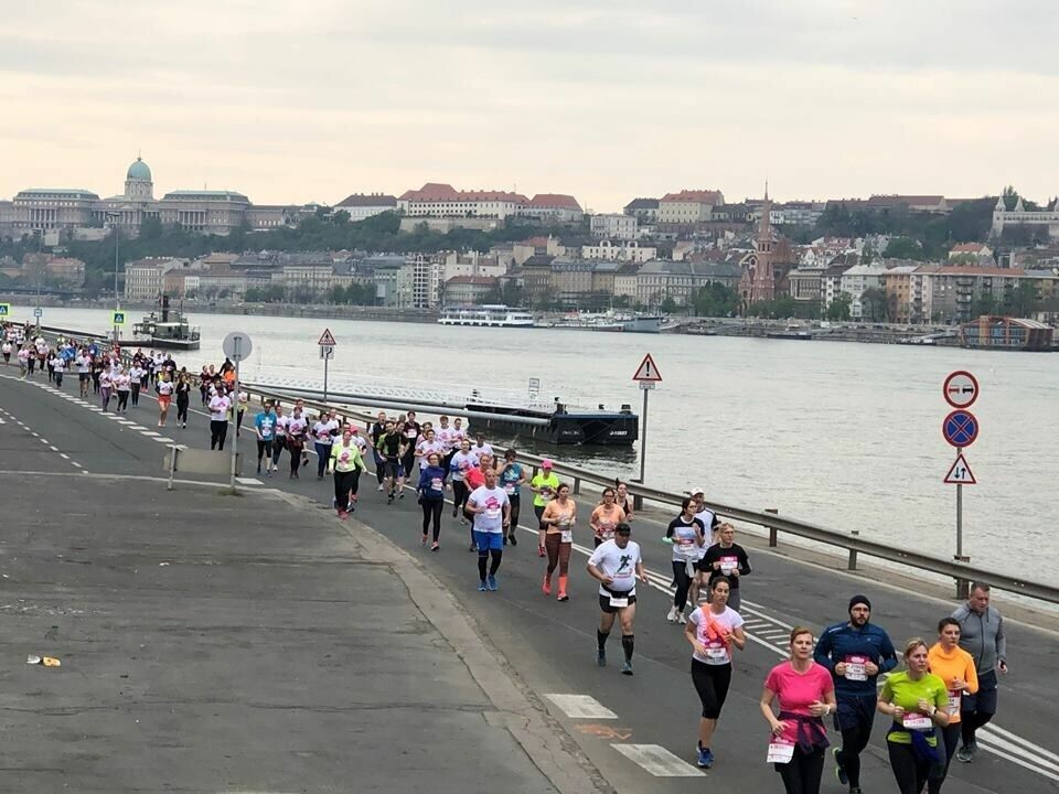 Vivicitta halvmaraton og 10 km i Budapest har start og mål på den 2.5 km lange Margaretøya som ligger midt i Donau, mens løypene går dels på Buda- og dels på Pest-siden av byen (Foto: facbook/vivicittafutas/) Vivicitta halvmaraton og 10 km i Budapest har start og mål på den 2.5 km lange Margaretøya som ligger midt i Donau, mens løypene går dels på Buda- og dels på Pest-siden av byen (Foto: facbook/vivicittafutas/)
