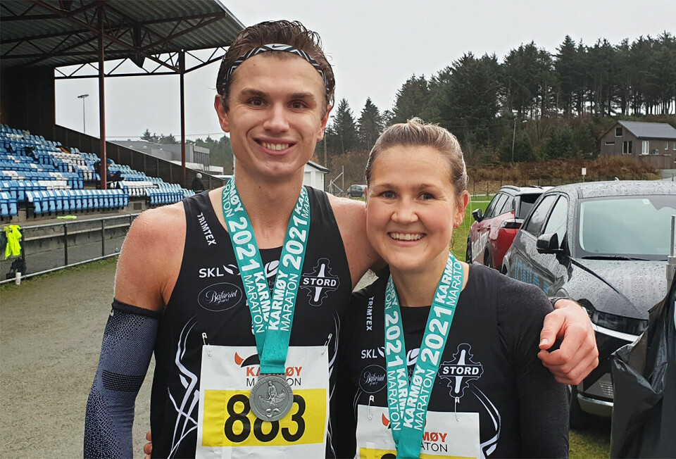 Stord-duoen Lars Lunde og Pernilla Epland kunne smile etter å ha sprungi i mål som vinnarar på 10 kilometeren i Karmøy Maraton. (Foto: arrangøren) Stord-duoen Lars Lunde og Pernilla Epland kunne smile etter å ha sprungi i mål som vinnarar på 10 kilometeren i Karmøy Maraton. (Foto: arrangøren)
