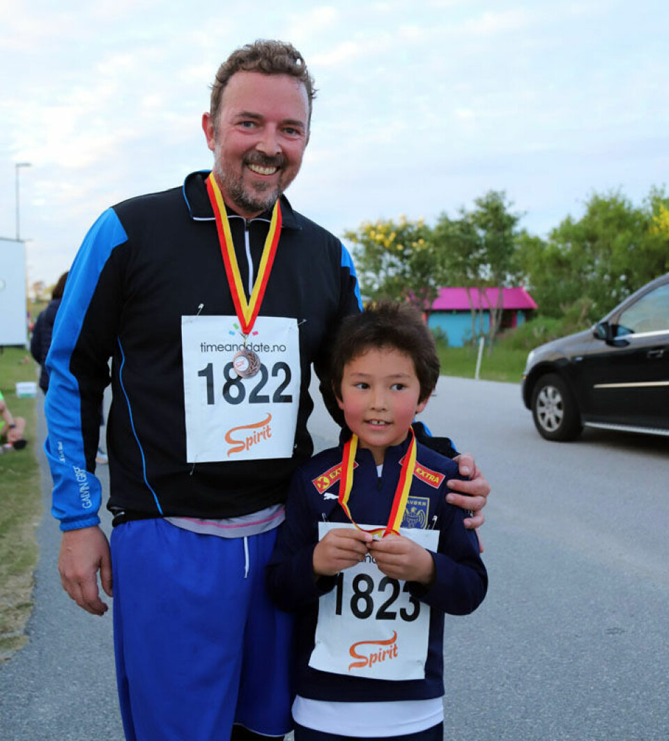Mange smilende fjes i Solnedgangen på Solastranda Thomas og Marius Bolme.jpg