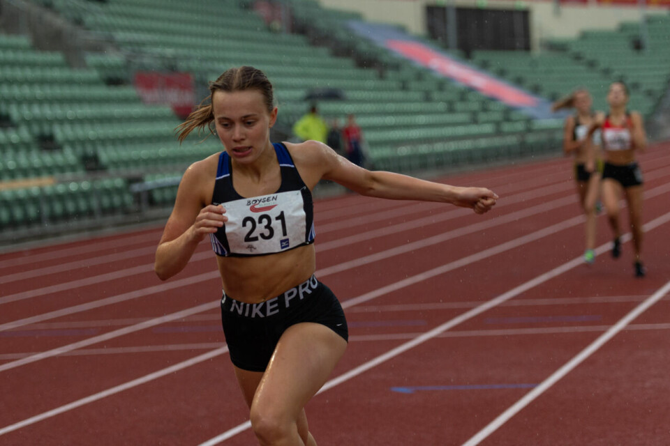Amalie Sæten med 2.06,14 og seier på 800 m A_Heat_Målgang_Sigrid Bjørnsdatter Wahlberg_2.plass_DSC7589.jpg