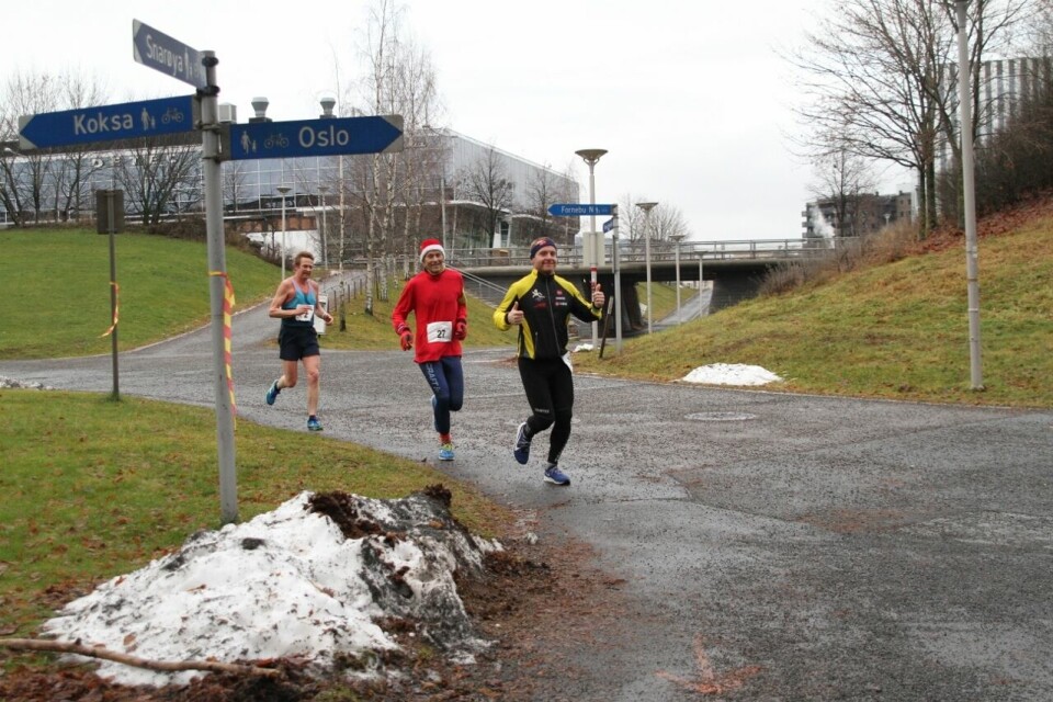 Tomler opp og bare blide løpere på Fornebu Juleultra IMG_6700_TVeit_Hjelle_Foss (1280x853).jpg