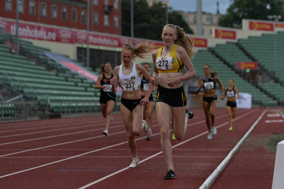 Amalie Sæten med 2.06,14 og seier på 800 m B_heat_Målgang_Grethe Tyldum 1.plass_Ina Halle Haugen_2.plass_DSC7549.jpg