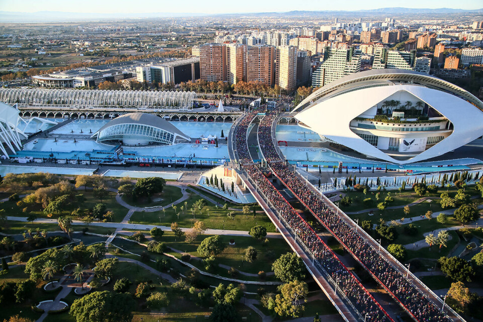 Starten for Valencia Maraton er majestetisk der den går på bruene over den grønne parken som strekker seg gjennom byen. (Foto: arrangøren) Starten for Valencia Maraton er majestetisk der den går på bruene over den grønne parken som strekker seg gjennom byen. (Foto: arrangøren)