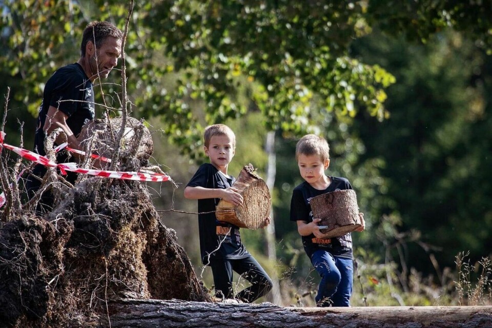 Barna kan også delta på hovedløpet sammen med en voksen. Her er det tvillingene Håkon og Georg Gjermundshaug (7) som stilte på lag med pappa Arve i fjorårets Forest Run. (Foto fra Forest Runs facebookside) Barna kan også delta på hovedløpet sammen med en voksen. Her er det tvillingene Håkon og Georg Gjermundshaug (7) som stilte på lag med pappa Arve i fjorårets Forest Run. (Foto fra Forest Runs facebookside)