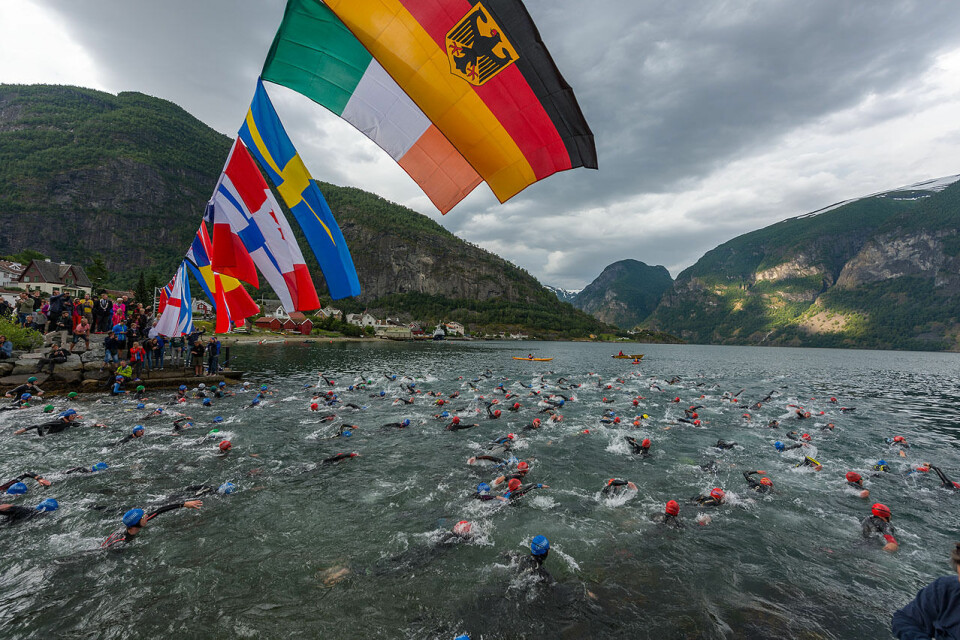 Starten på svømmeetappen i Aurlandsfjorden. (Foto: Pål Bentdal) Starten på svømmeetappen i Aurlandsfjorden. (Foto: Pål Bentdal)