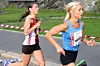 Anette Johnsen Hundere foran Jessica Gunnarsson i 10 for Grete i Oslo Maraton i fjor sommer. Foto: Runar Gilberg