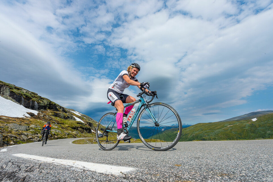 Axtri - 10 år i krevende og vakkert landskap Torunn Aarøy (BTC) på vei over Aurlandsfjellet, Foto Pål Bentdal.jpg