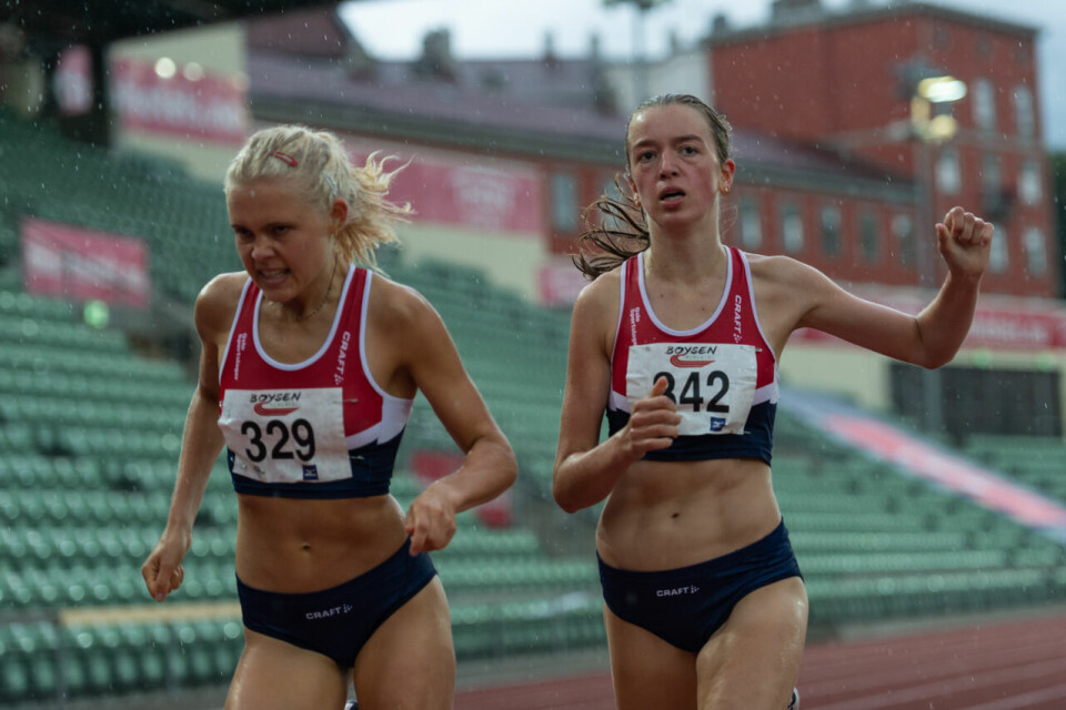 Amalie Sæten med 2.06,14 og seier på 800 m KS_C_Heat_Målgang_Christine Næss og Sigrid Alvik_DSC7531.jpg