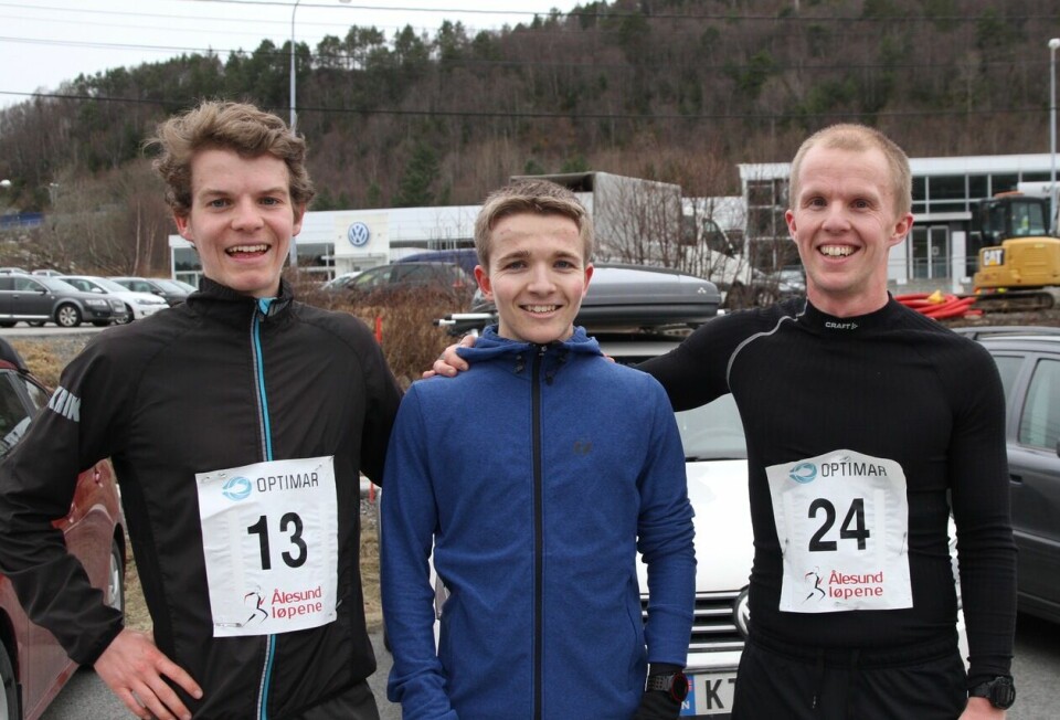 De tre beste på 5 km i Ålesund vinterkarusell løp nr.5. Fra venstre, Jonas Hesthaug, Ludvik Markussen Ytterdal og Steffen André Kråkenes. Foto: Sigbjørn Lerstad De tre beste på 5 km i Ålesund vinterkarusell løp nr.5. Fra venstre, Jonas Hesthaug, Ludvik Markussen Ytterdal og Steffen André Kråkenes. Foto: Sigbjørn Lerstad