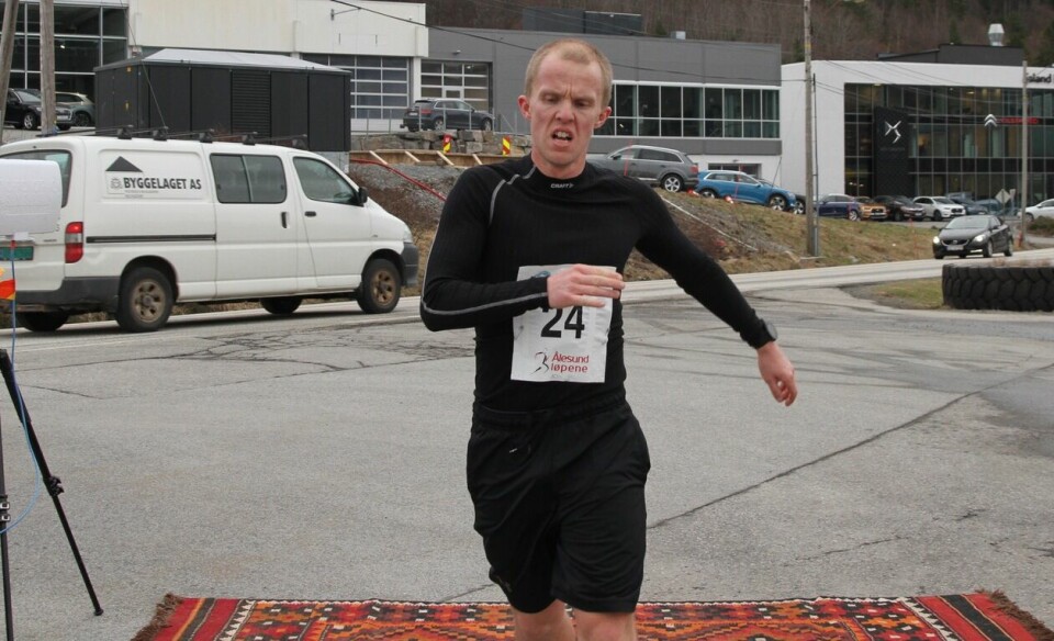 Tett duell på 5 km i det 5. løpet av Ålesund vinterkarusell Steffen_André_Kraakevik_maal