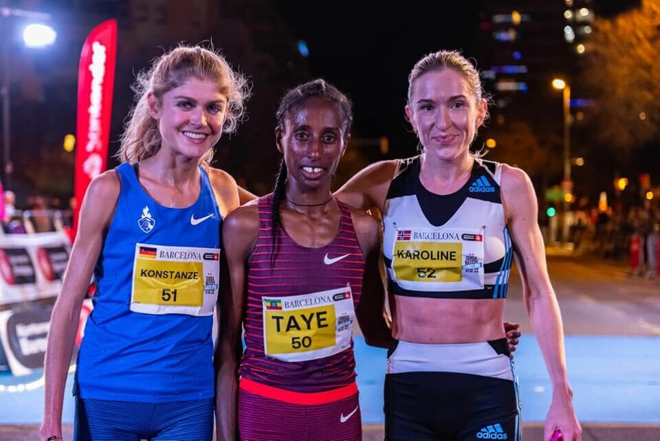 De tre beste kvinnene på 5 km i Barcelona (fra venstre): Konstanze Klosterhafen, Ejgayehu Taye og Karoline Bjerkeli Grøvdal. (Foto fra arrangørens facebookside) De tre beste kvinnene på 5 km i Barcelona (fra venstre): Konstanze Klosterhafen, Ejgayehu Taye og Karoline Bjerkeli Grøvdal. (Foto fra arrangørens facebookside)