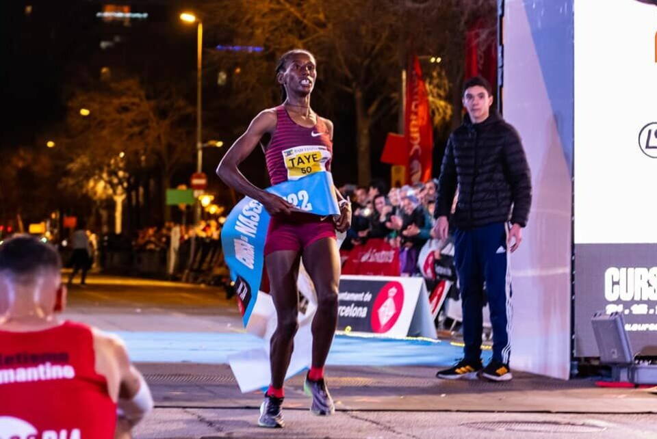 Karoline Bjerkeli Grøvdal nr. 3 og Henrik Ingebrigtsen nr. 8 i Barcelona Ejgayehu Taye målfoto.jpg