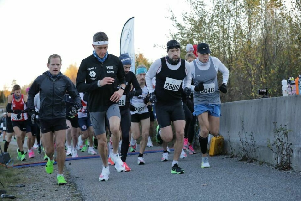 1 kvinne og 37 menn fra Norge løp Amsterdam Marathon under 3 timer IMGL6593_Heat2_start (1280x853)
