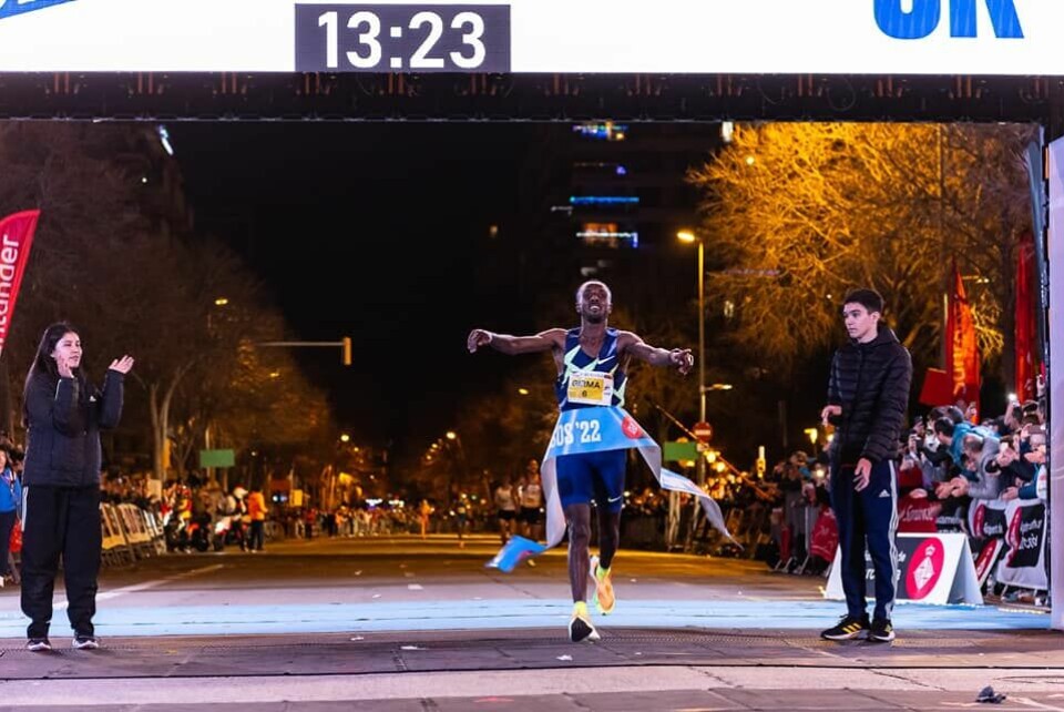 Karoline Bjerkeli Grøvdal nr. 3 og Henrik Ingebrigtsen nr. 8 i Barcelona Adisu Girma måltoto.jpg