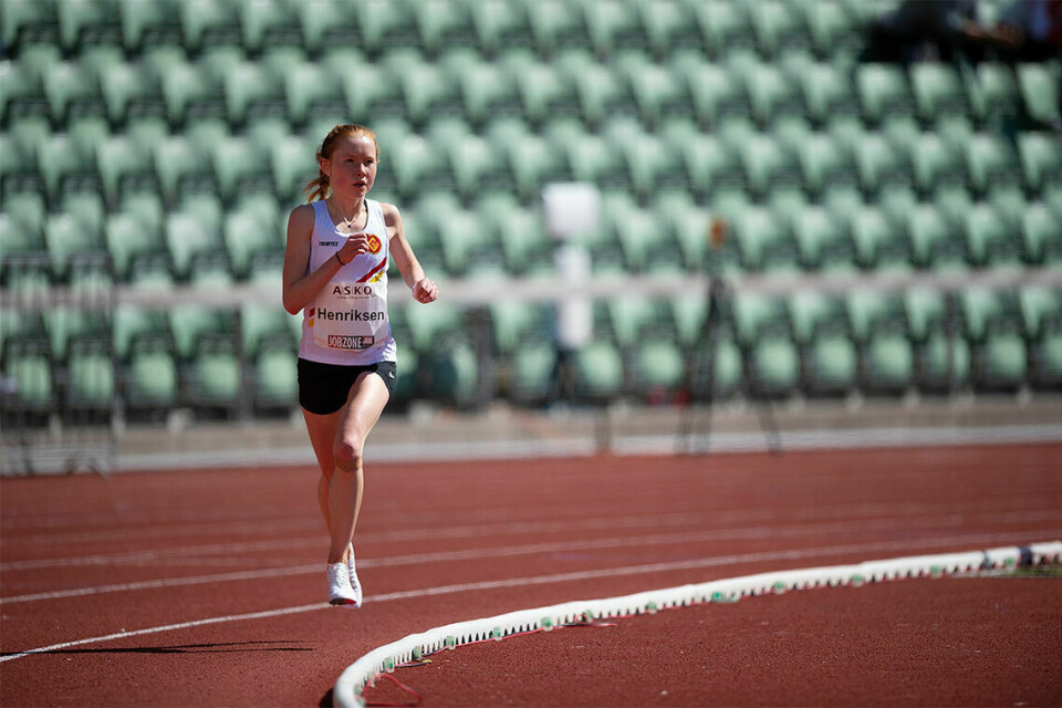 1 kvinne og 37 menn fra Norge løp Amsterdam Marathon under 3 timer Adele Norheim Henriksen forbedra sin egen norske juniorrekord på 10 000 m under et stevne på Bislett i vår. (Foto: Samuel Hafsahl)