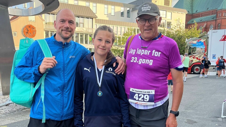 Henning Solheim er en av to som har fullført Skagerrakmila alle årene siden starten og deltok dermed for 33. gang. Her sammen med barnbarnet Sophia og svigersønnen Daniel Sinniger. (Foto: arrangøren) Henning Solheim er av en av to som har fullført Skagerrakmila siden starten og deltok for 33. gang. (Foto: arrangøren)