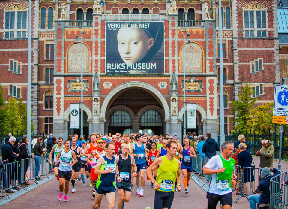 1 kvinne og 37 menn fra Norge løp Amsterdam Marathon under 3 timer Amsterdam-Riksmuseet.jpg