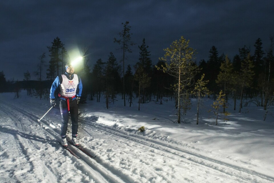 Ingen kommer gjennom de 220 kilometerne i Nordenskiöldsloppet utenå ta i bruk pannelampe... (arrangørfoto). Ingen kommer gjennom de 220 kilometerne i Nordenskiöldsloppet utenå ta i bruk pannelampe... (arrangørfoto).