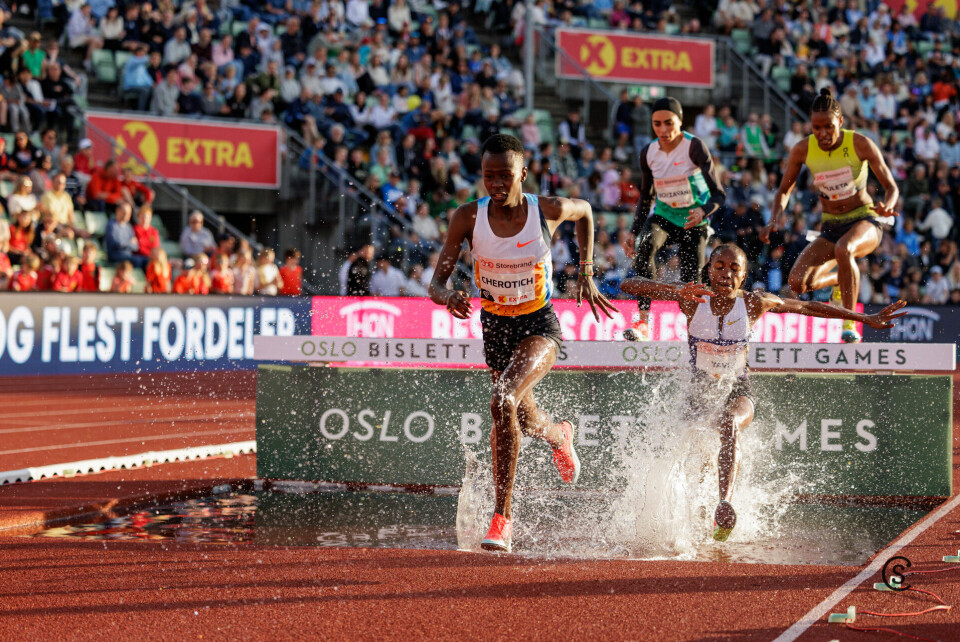 I tet: Faith Cherotich foran Winfred Yavi men et stykke etter haren over vanngraven. (Foto: Sylvain Cavatz) I tet: Faith Cherotich foran Winfred Yavi men et stykke etter haren over vanngraven. (Foto: Sylvain Cavatz)