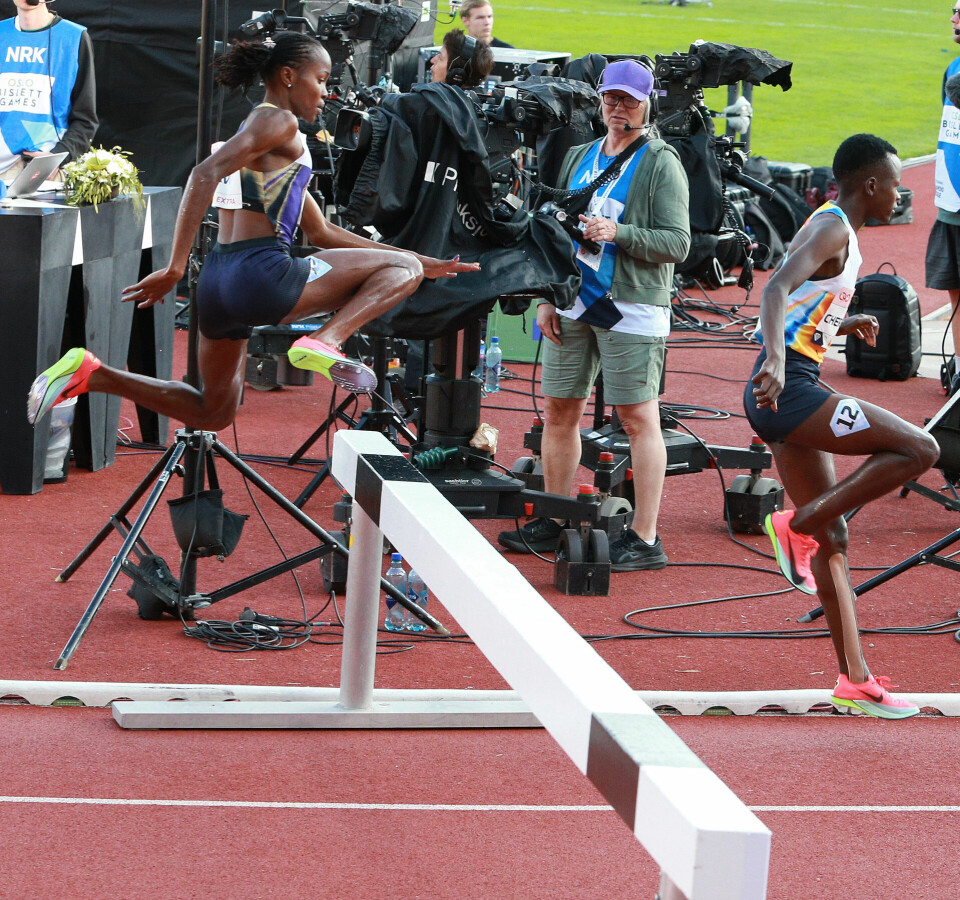 3000 m hinder: Fulgte ikke haren, men likevel ble det årsbeste i verden og Bislett-rekord 3000m_hinder_damer_Cherotich_foran_Yavi_over_hinder_AZ3T7357.jpg