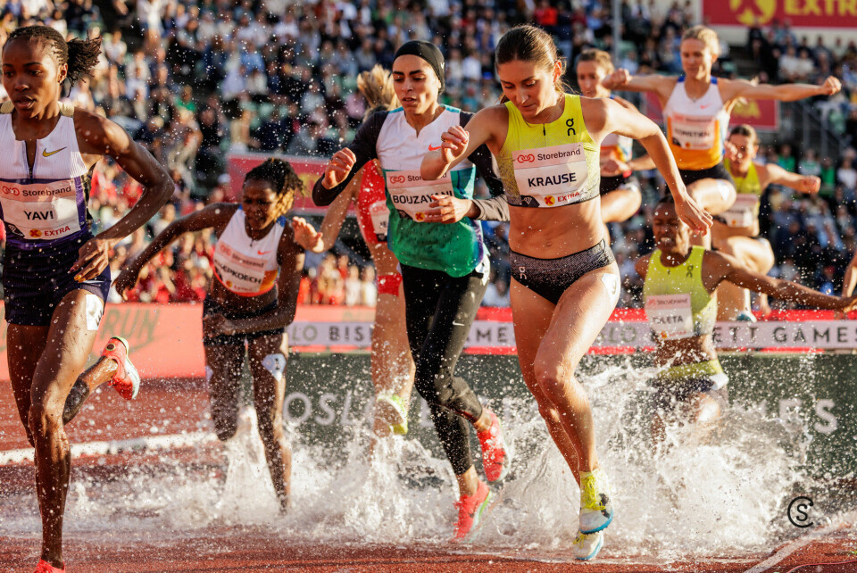 3000 m hinder: Fulgte ikke haren, men likevel ble det årsbeste i verden og Bislett-rekord Krause_med_flere_over_vanngraven_foto_Sylvain_Cavatz_2027_0876.jpg