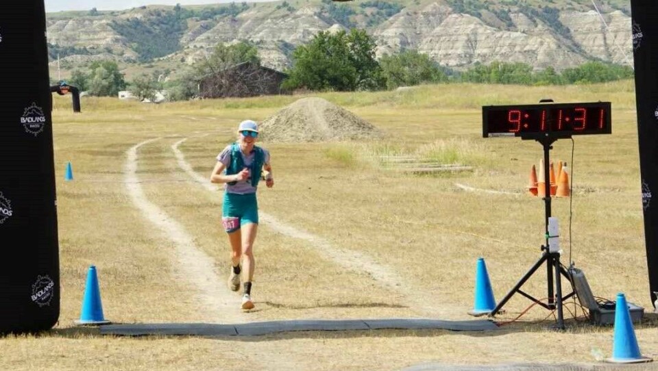 Ida Meli Narbuvoll i mål på sitt andre og hittil lengste ultraløp i North Dakota 29. juni (Foto: Jamison Dietrich) Ida Meli Narbuvoll i mål på sitt andre og hittil lengste ultraløp i North Dakota 29. juni (Arrangørfoto)