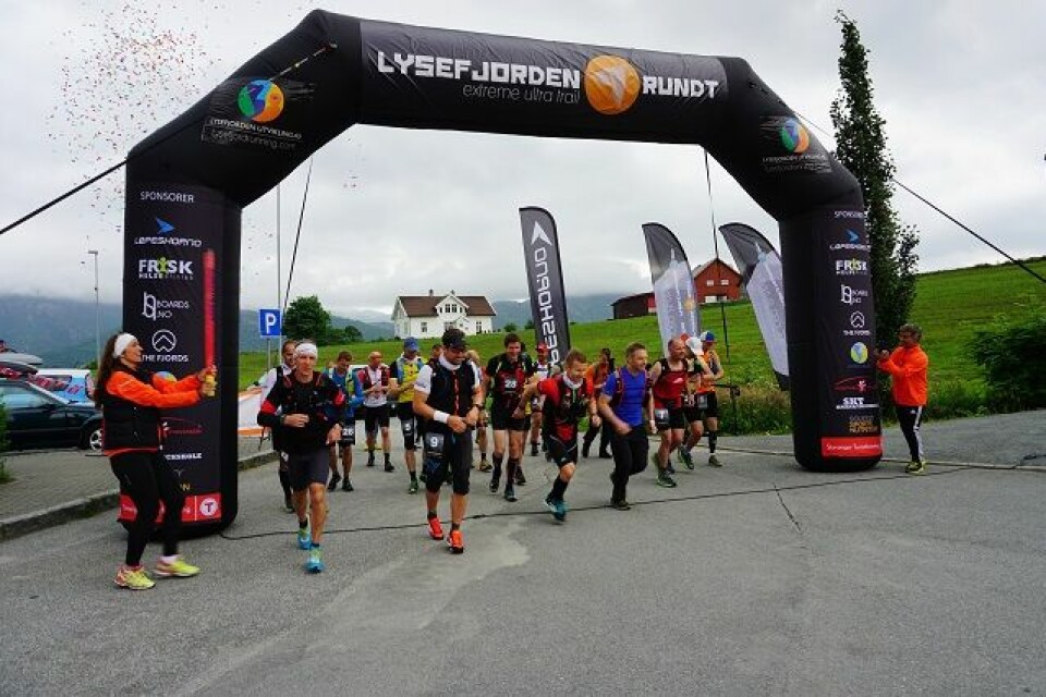 Jon Duncan vant Lysefjorden Rundt Extreme Ultra Trail 027 start.jpg