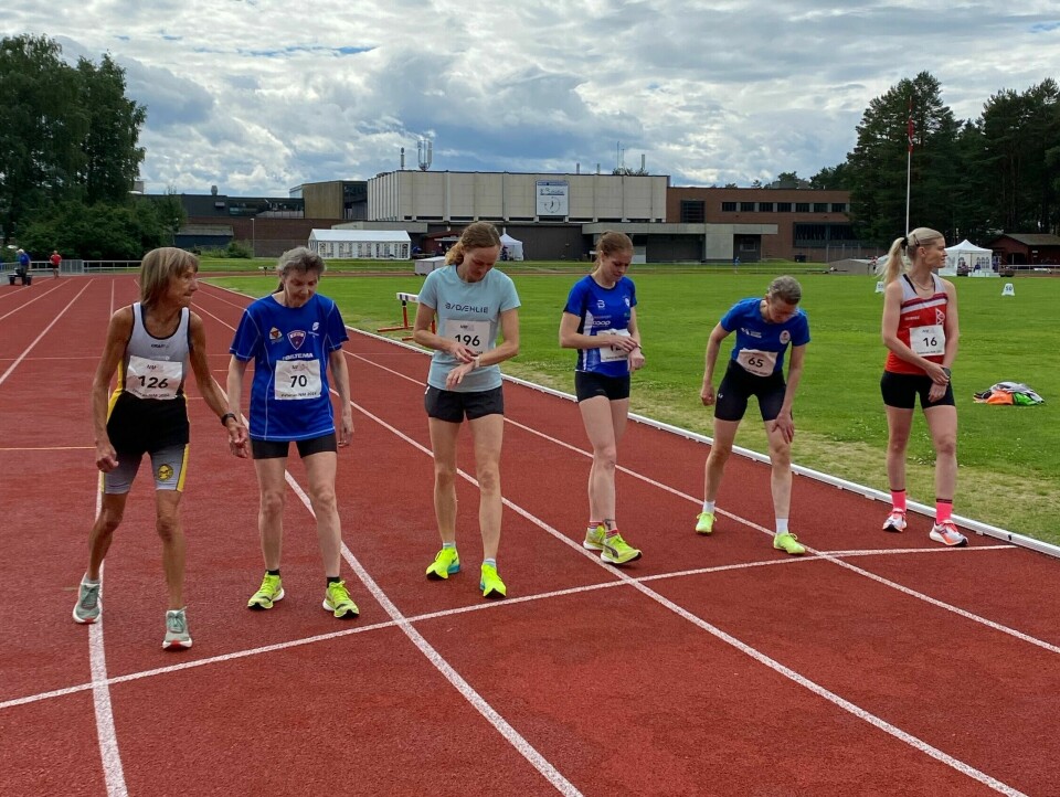 Seks damer i seks forskjellige klasser klare til start på 5000 m. Rekordsetter i K70-74 år, Ragnhild Guri Korneliussen, nummer to fra venstre. (Foto: Merethe Bekkavik) Seks damer i seks forskjellige klasser klare til start på 5000 m. Rekordsetter i K70-74 år, Ragnhild Guri Korneliussen, nummer to fra venstre. (Foto: Merethe Bekkavik)