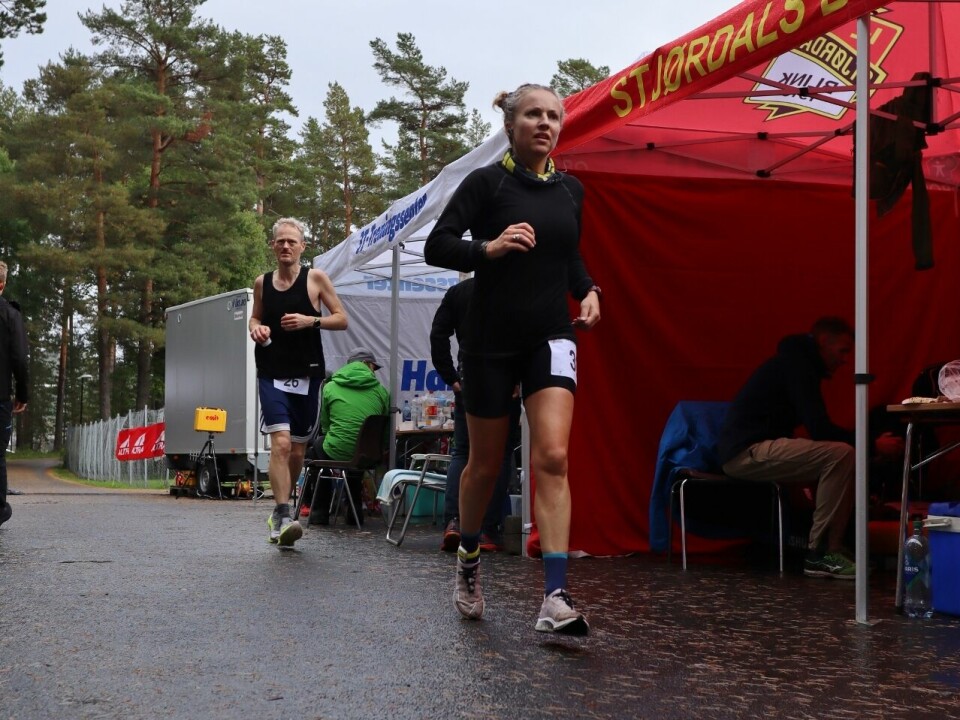 Therese Falk løp utrolige 251,452 km under 24 Hours in Hell. Kun tre norske herreløpere har noensinne løpt lenger, en av dem er Simen Holvik som vi ser bak Therese på bildet. Han løp 253,355 km i Hell. (Foto: Jørgen Tellefsen) Therese Falk løp utrolige 251,452 km under 24 Hours in Hell. Kun tre norske herreløpere har noensinne løpt lenger, en av dem er Simen Holvik som vi ser bak Therese på bildet. Han løp 253,355 km i Hell. (Foto: Jørgen Tellefsen)
