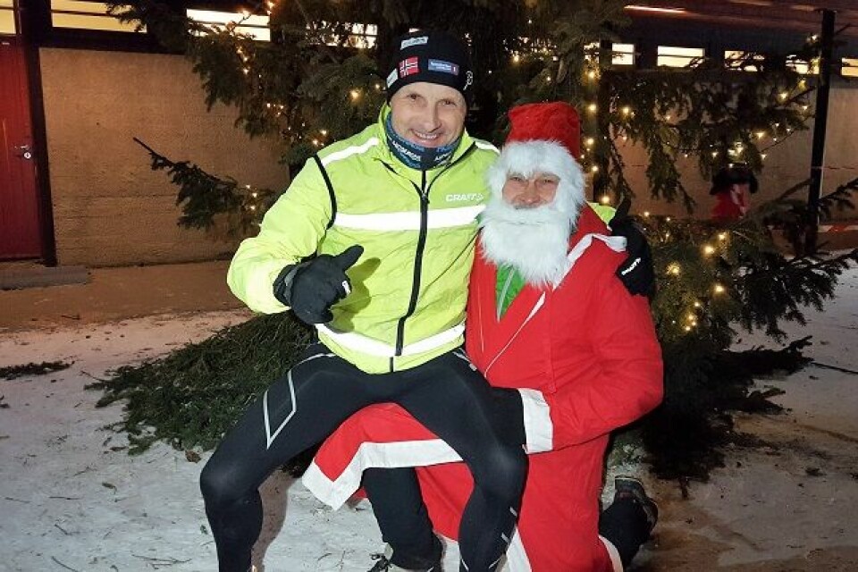 Både Kondis-nissen og Snøkut-nissen var fornøyd med økt deltakelse i vinterens 3. løp i den meget tradisjonsrike vinterkarusellen i Prøysenland. (Foto: Stein Arne Negård) Både Kondis-nissen og Snøkut-nissen var fornøyd med økt deltakelse i vinterens 3. løp i den meget tradisjonsrike vinterkarusellen i Prøysenland. (Foto: Stein Arne Negård)