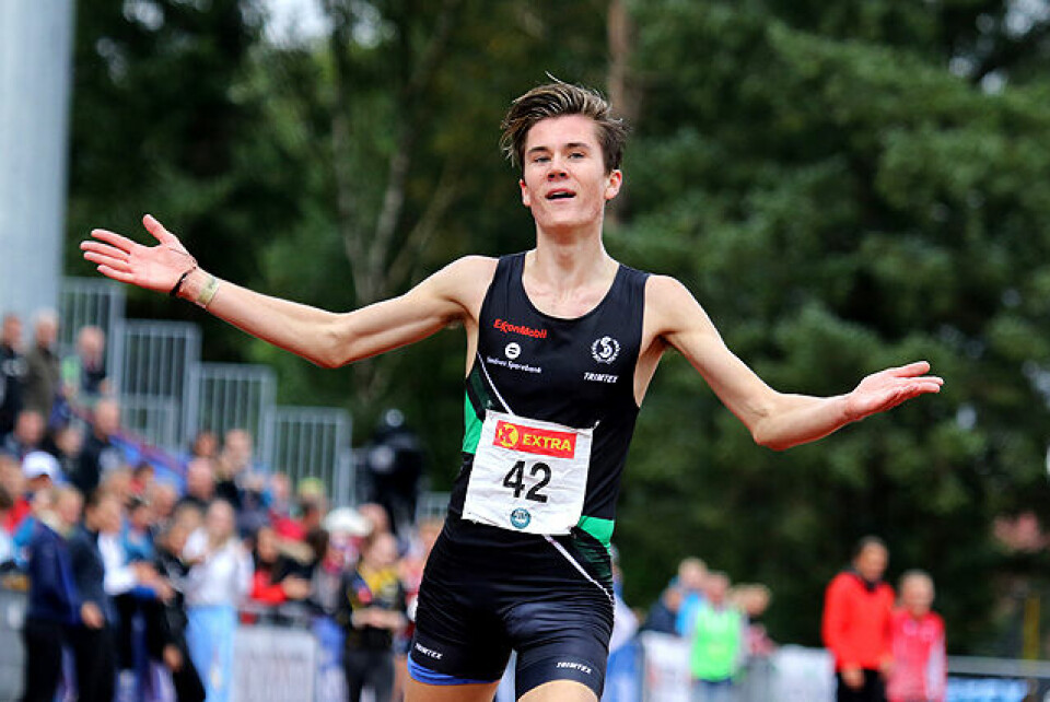 Jakob Ingebrigtsen går inn til en ny medalje i NM, denne gangen gull på 3000 meter hinder. Jakob Ingebrigtsen går inn til en ny medalje i NM, denne gangen gull på 3000 meter hinder.