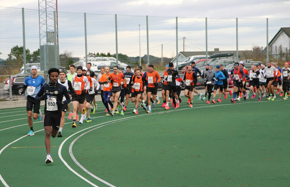 Tedros Haile tok teten ut frå start på halvmaraton og var òg først i mål, på 1.09.40. (Foto: Runar Gilberg) Tedros Haile tok teten ut frå start på halvmaraton og var òg først i mål, på 1.09.40. (Foto: Runar Gilberg)