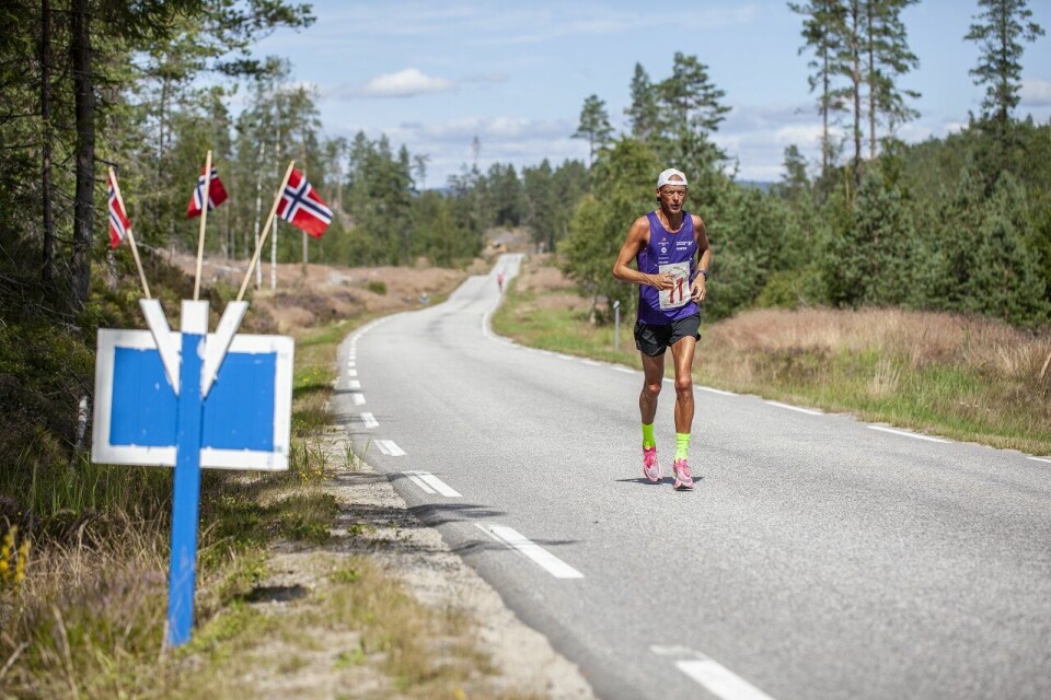 Erik Bergersen på veg til ny sterk rekord med 2.48 i Steinsland Bygdemaraton lørdag. (Foto: Finn Kollstad) Erik Bergersen på veg til ny sterk rekord med 2.48 i Steinsland Bygdemaraton lørdag. (Foto: Finn Kollstad)